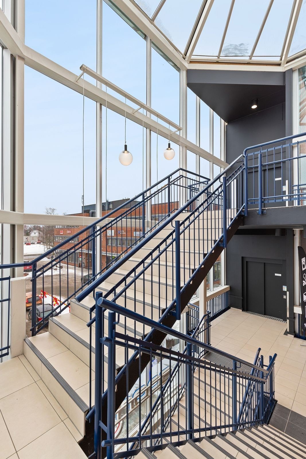 Trappeoppgang med heis Galleribilde