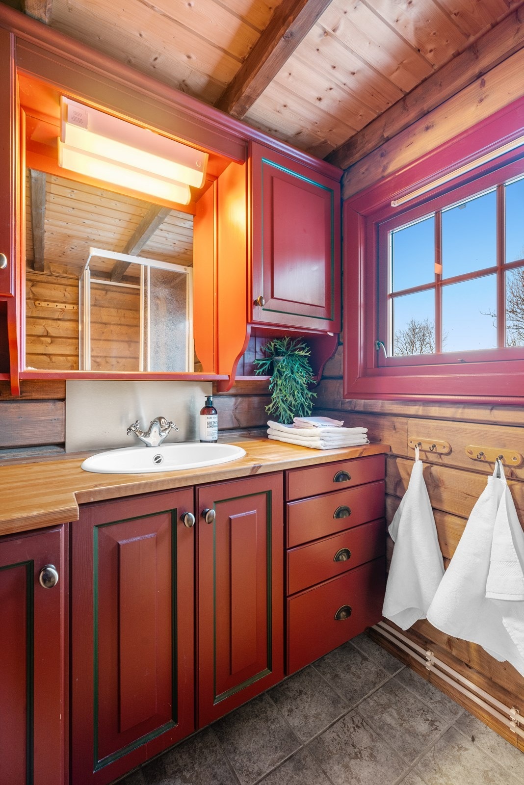 Baderomsinnredningen gir god plass til oppbevaring av håndklær og hygieneartikler. Galleribilde