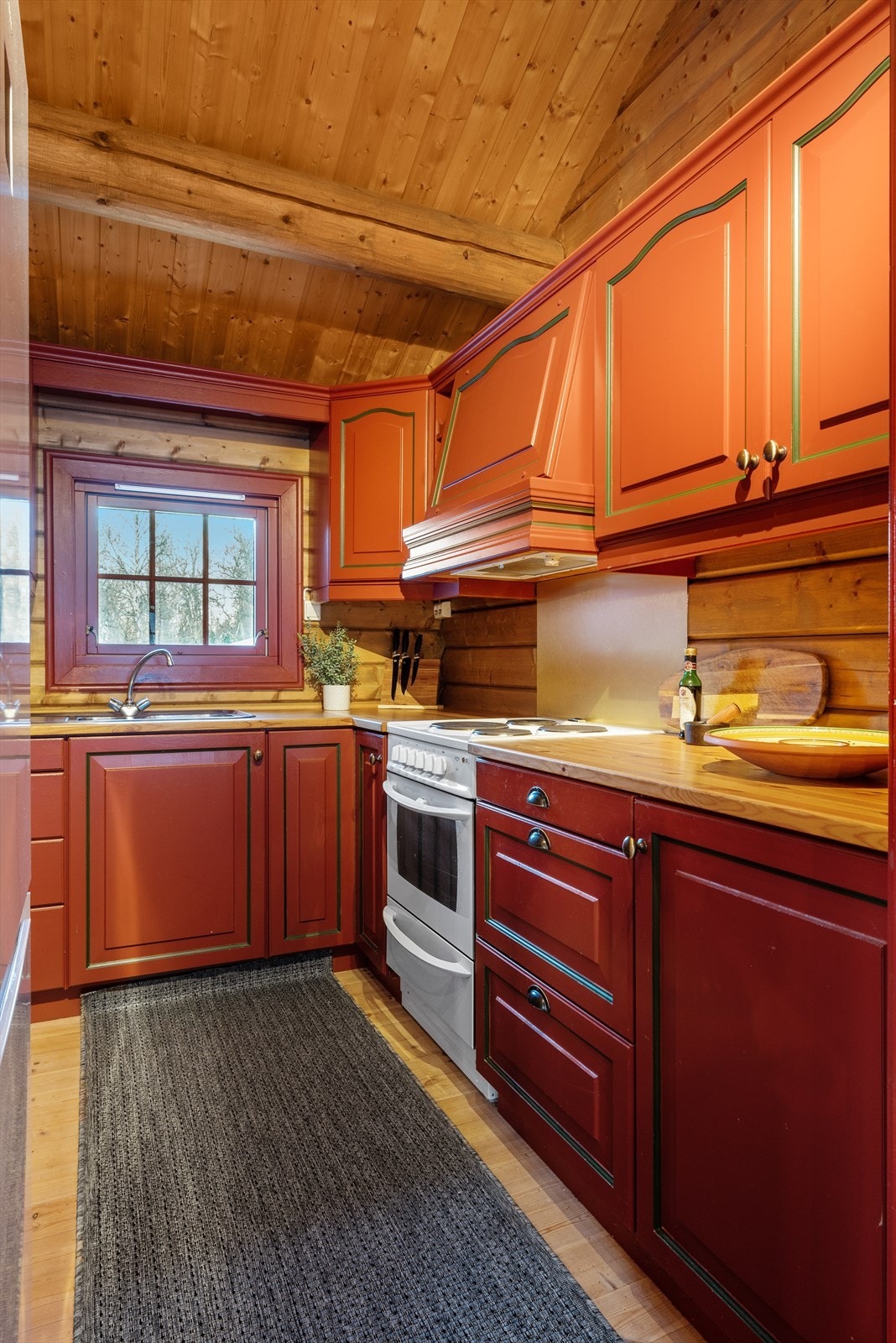 Kjøkkenet ligger innenfor stuen, med god skapplass til feriedagene. Galleribilde