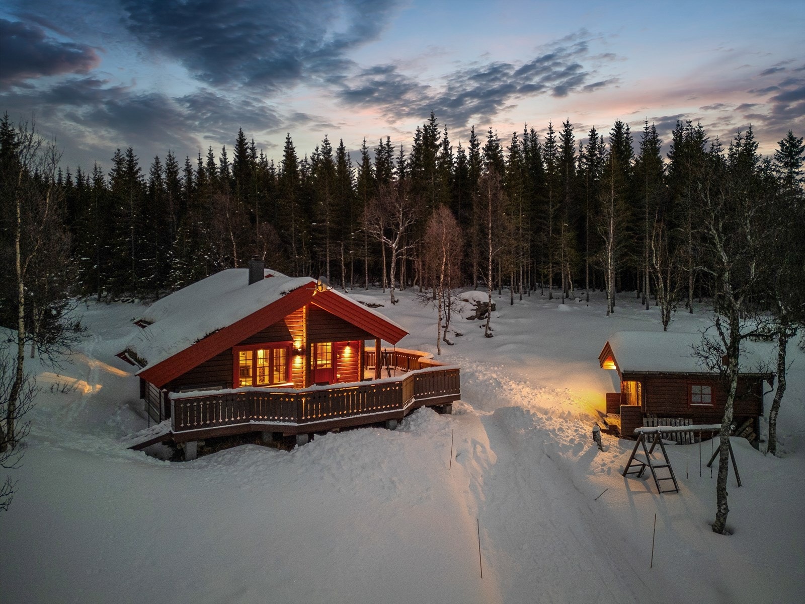 Hytta er oppført i 2002, i en nydelig, tradisjonell stil som harmonerer godt med omgivelsene. Galleribilde