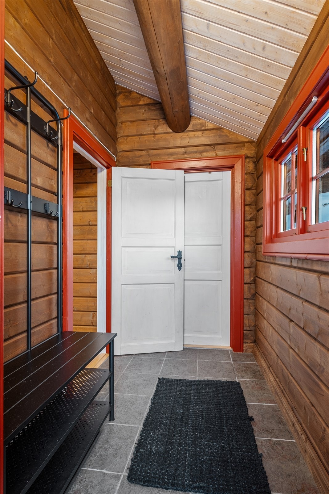 Ved vindfanget har hytta en hendig bod for oppbevaring av yttertøy og diverse utstyr. Galleribilde