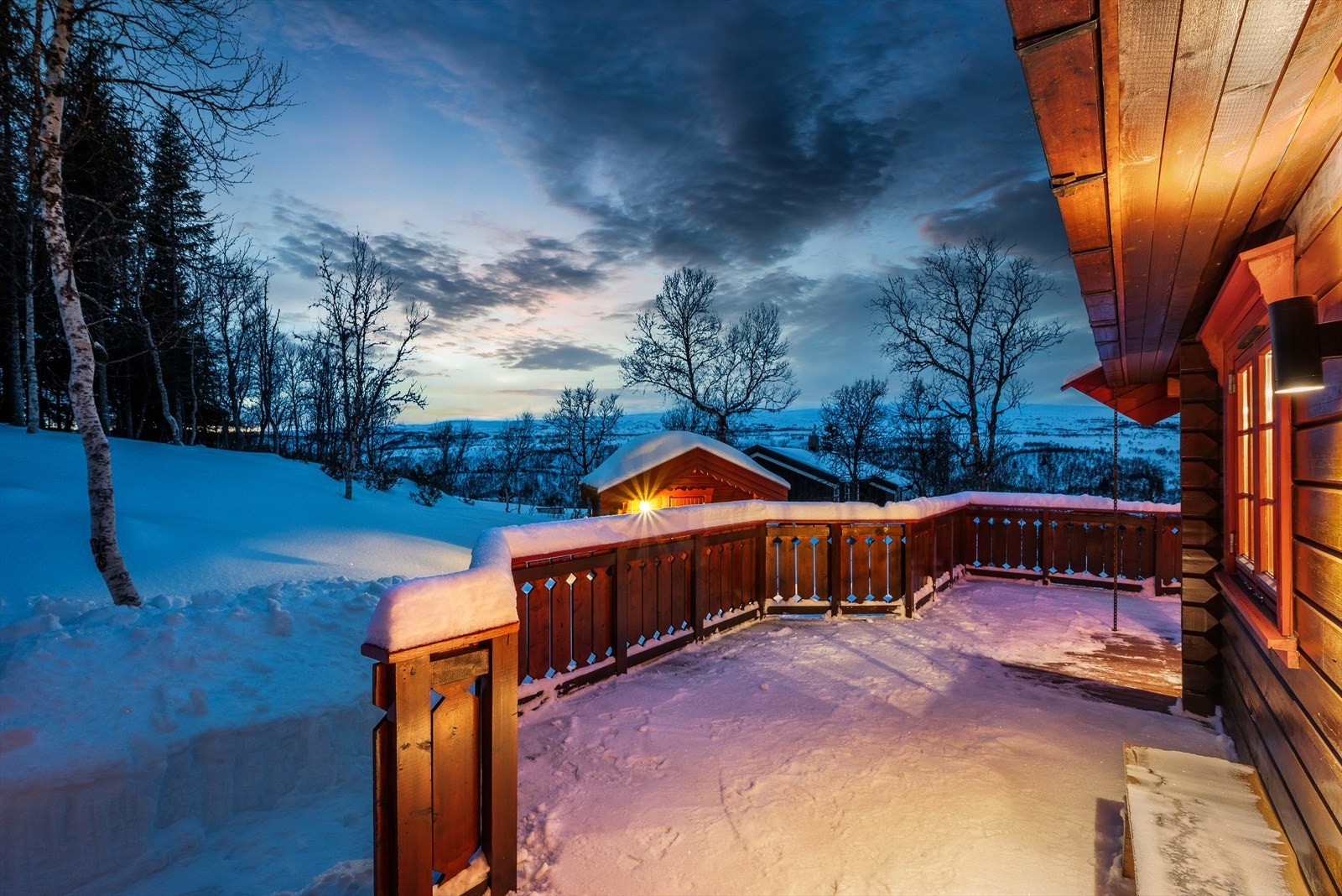 Stuen har utgang til en terrasse fra sør- til vestsiden, perfekt for å følge solgangen hele dagen, og til lange, sosiale kvelder. Galleribilde
