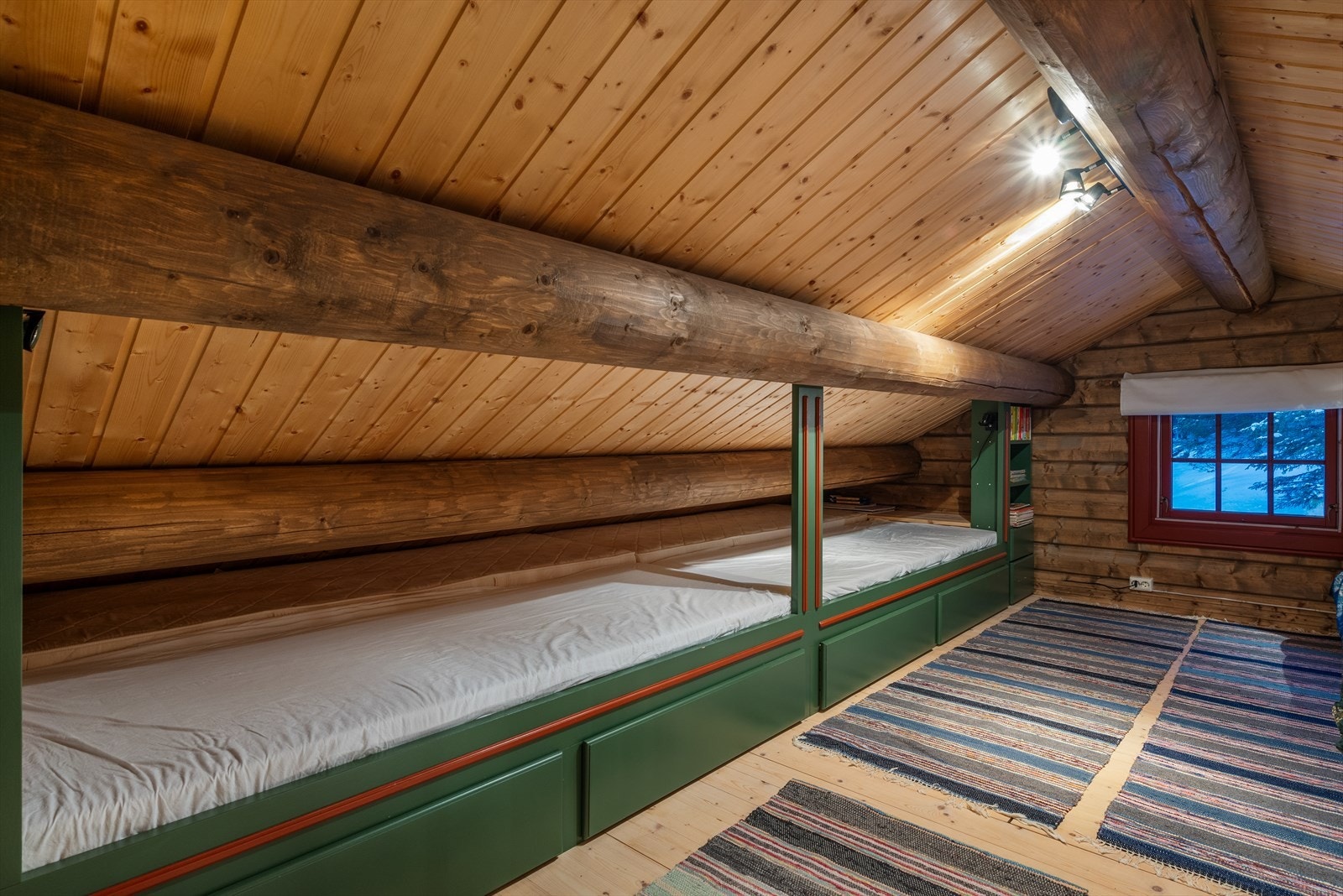 Hemsen er romslig og tilbaketrukket og har innebygde sovealkover på hver sin side. Galleribilde