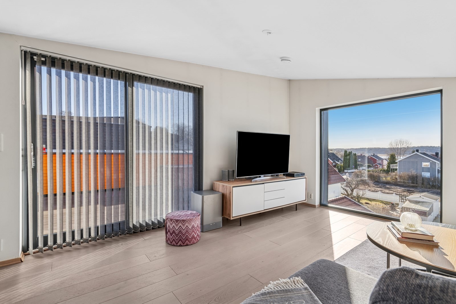 Fra stuen kommer man ut på den solrike terrassen Galleribilde