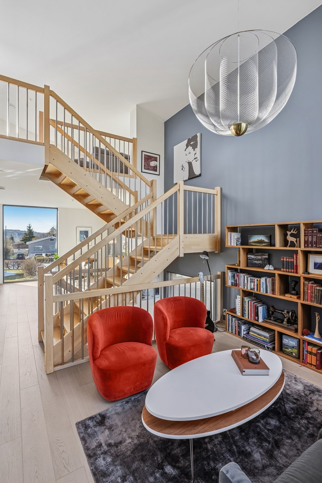 Tar vi turen opp trappen finner vi tv-stuen og den herlige takterrassen Galleribilde