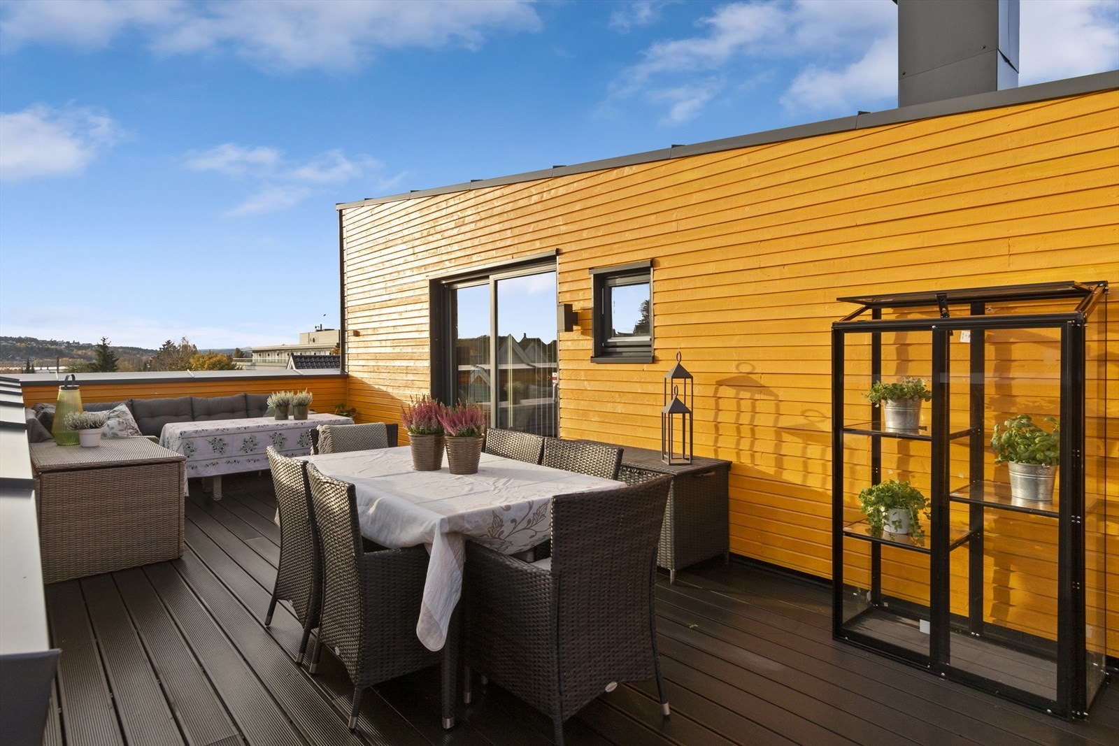 Det er god plass til både spisebord og loungegruppe på takterrassen Galleribilde