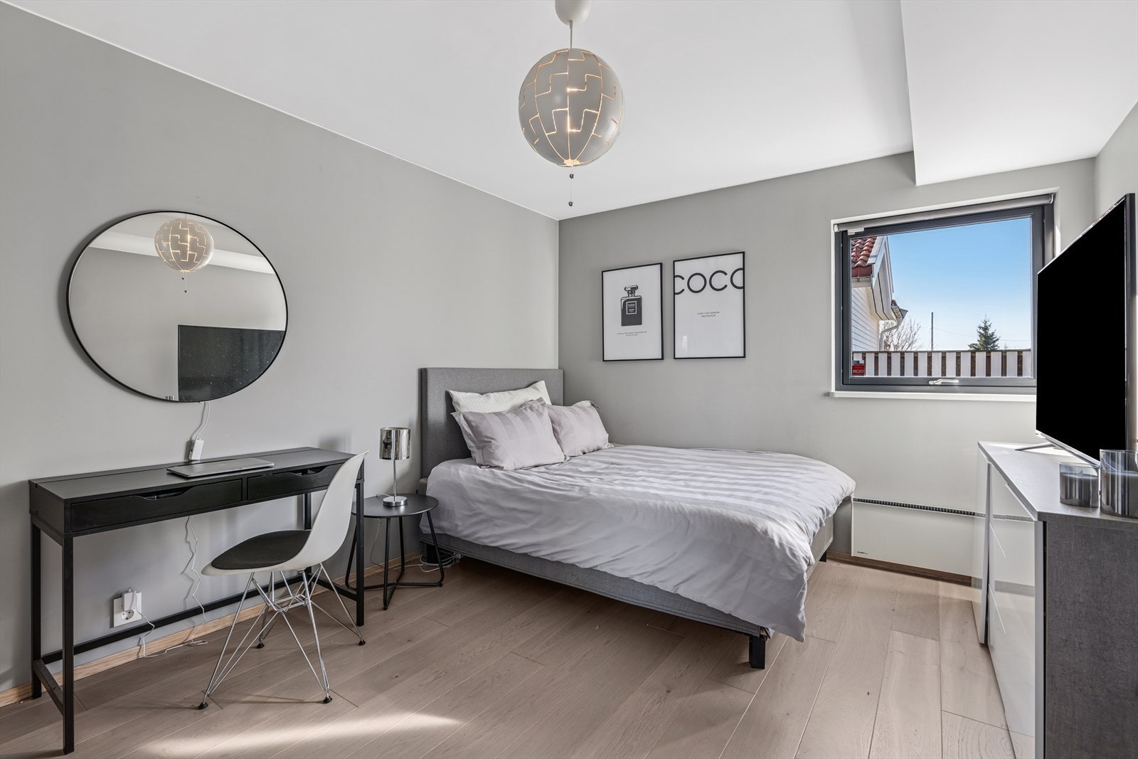 Soverommene i 1. etasje har parkettgulv og vegger malt i stilfulle farger Galleribilde