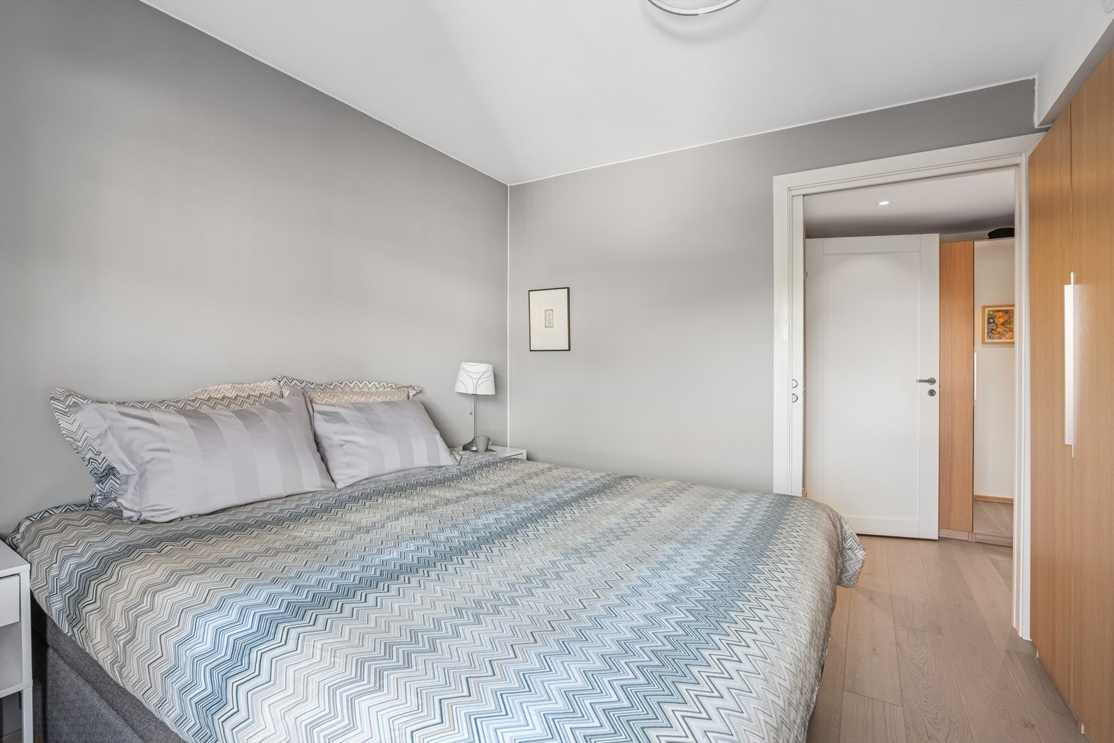 Med hovedsoveværelset i 2.etasje og tenåringsrommene i 1.etasje sikrer man privatliv for alle i familien Galleribilde