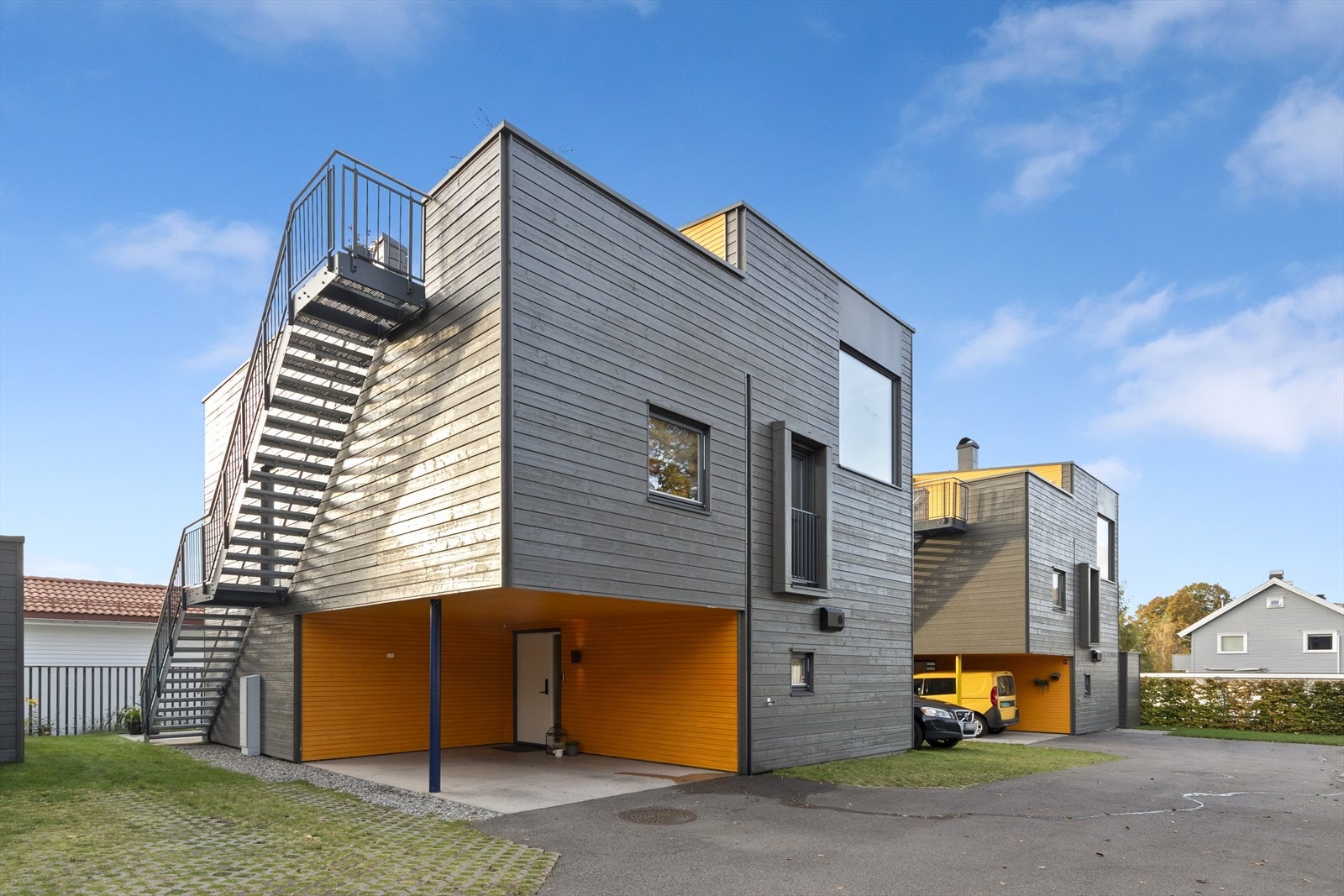 Huset er arkitekttegnet med store vindusflater og er svært energieffektivt Galleribilde