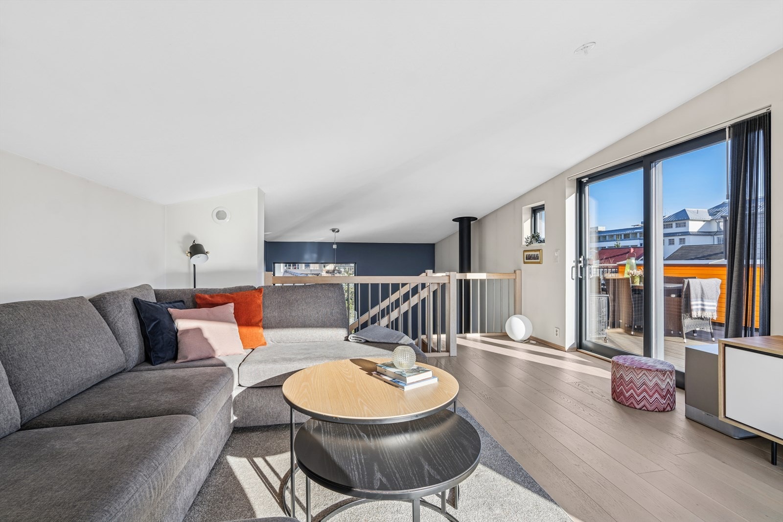 Med boligens to stuer kan både store og små finne rom for egentid Galleribilde