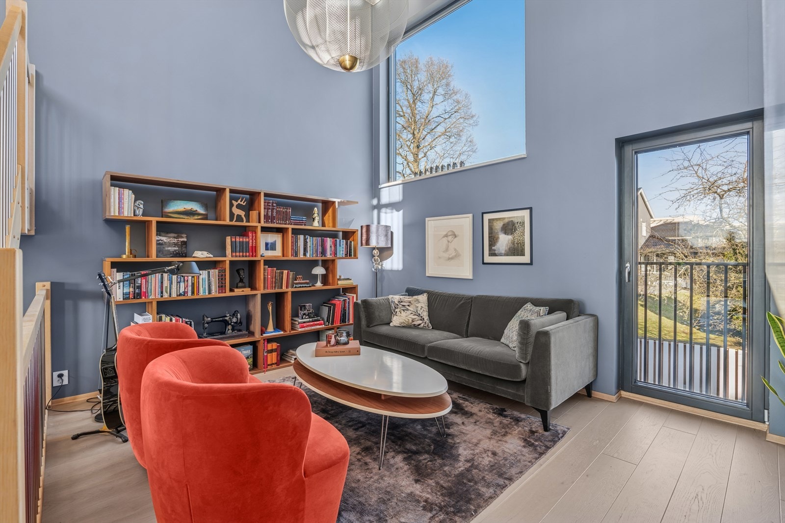 Arkitekturen og den høye himlingen gjør rom for spennende vindusflater og fransk balkong Galleribilde