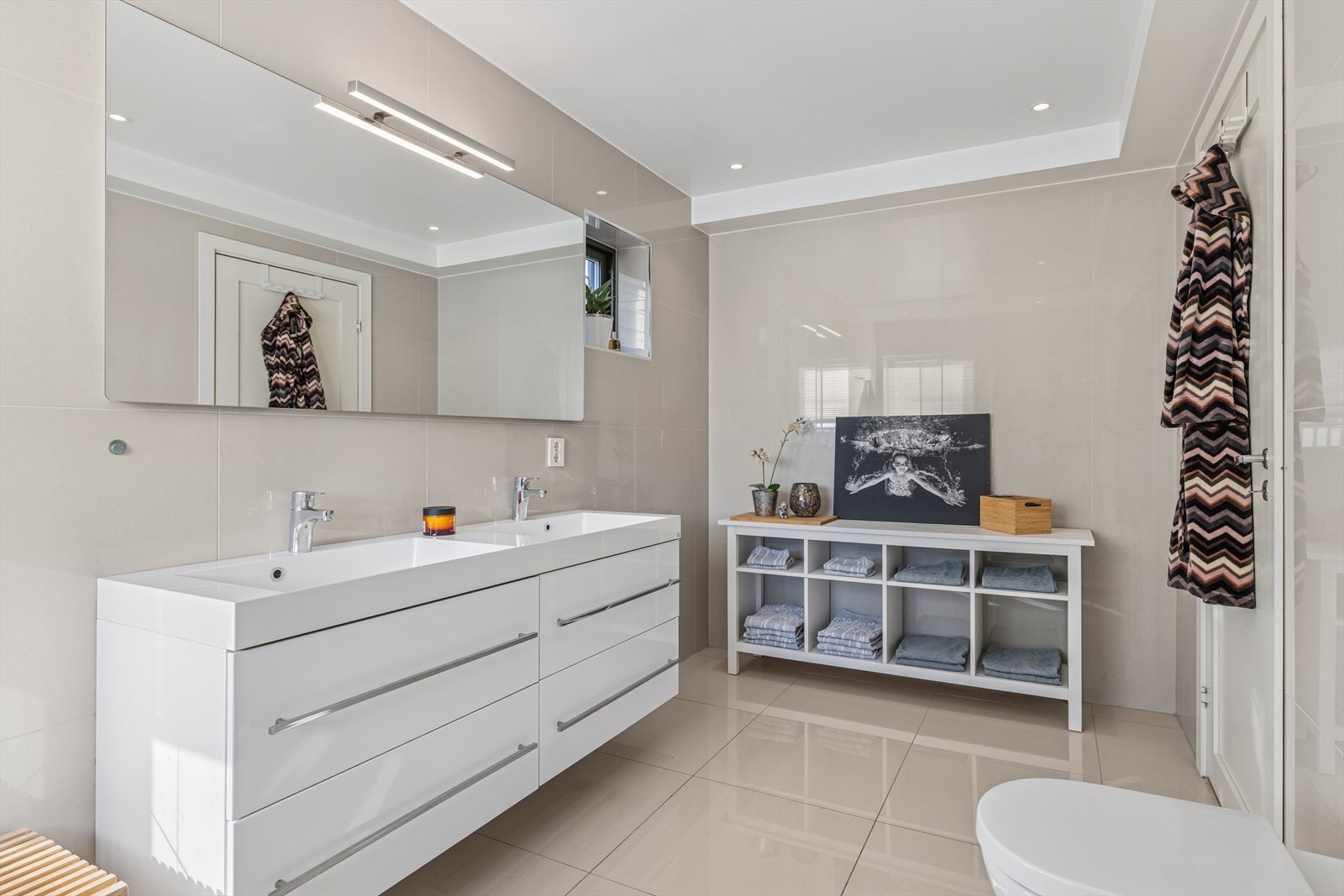 Her er det godt med oppbevaringsplass - og dobbel servant om man er flere som skal ordne seg Galleribilde