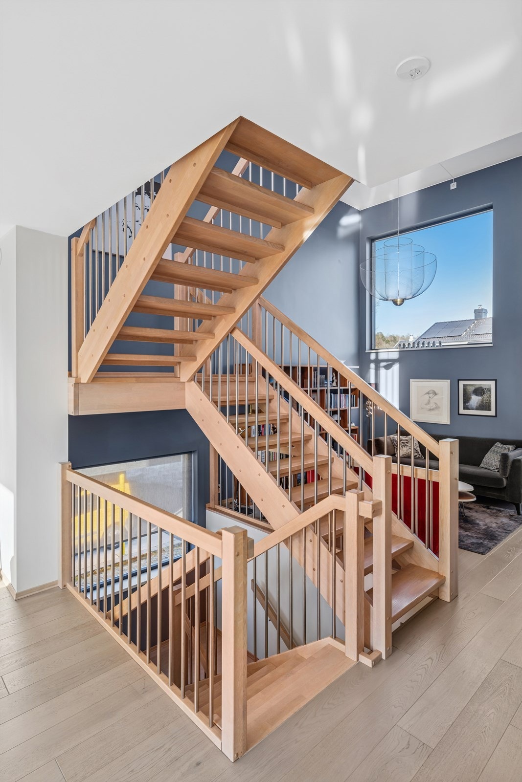 Tar vi turen ned trappen finner vi 1.etasje som byr på to tenåringsrom, stort badeværelse, vaskerom og teknisk rom Galleribilde