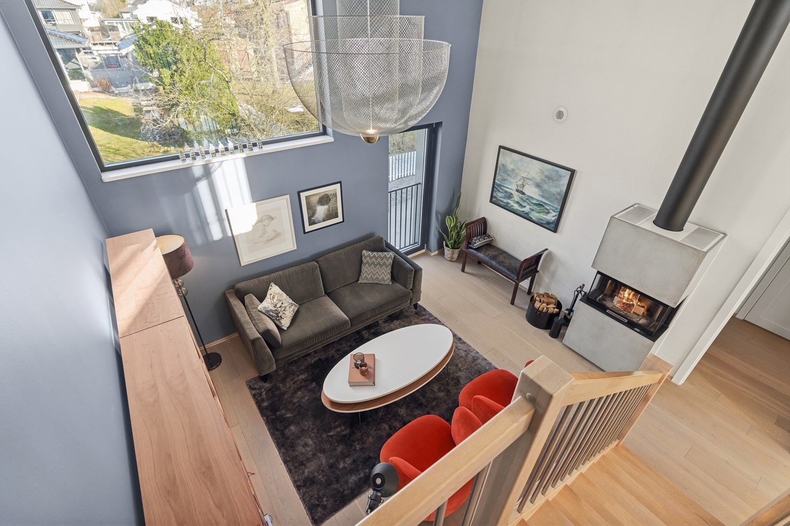 Hovedetasjens utforming gjør den enkel å møblere til et moderne og sosialt hjem Galleribilde