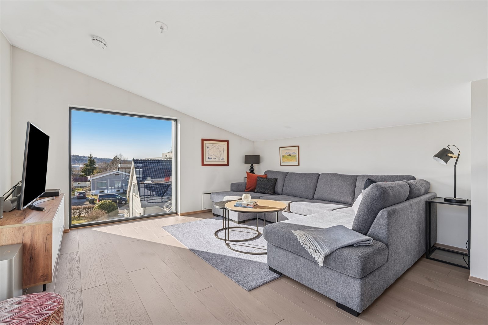 Også tv-stuen har store vindusflater med herlig utsikt Galleribilde