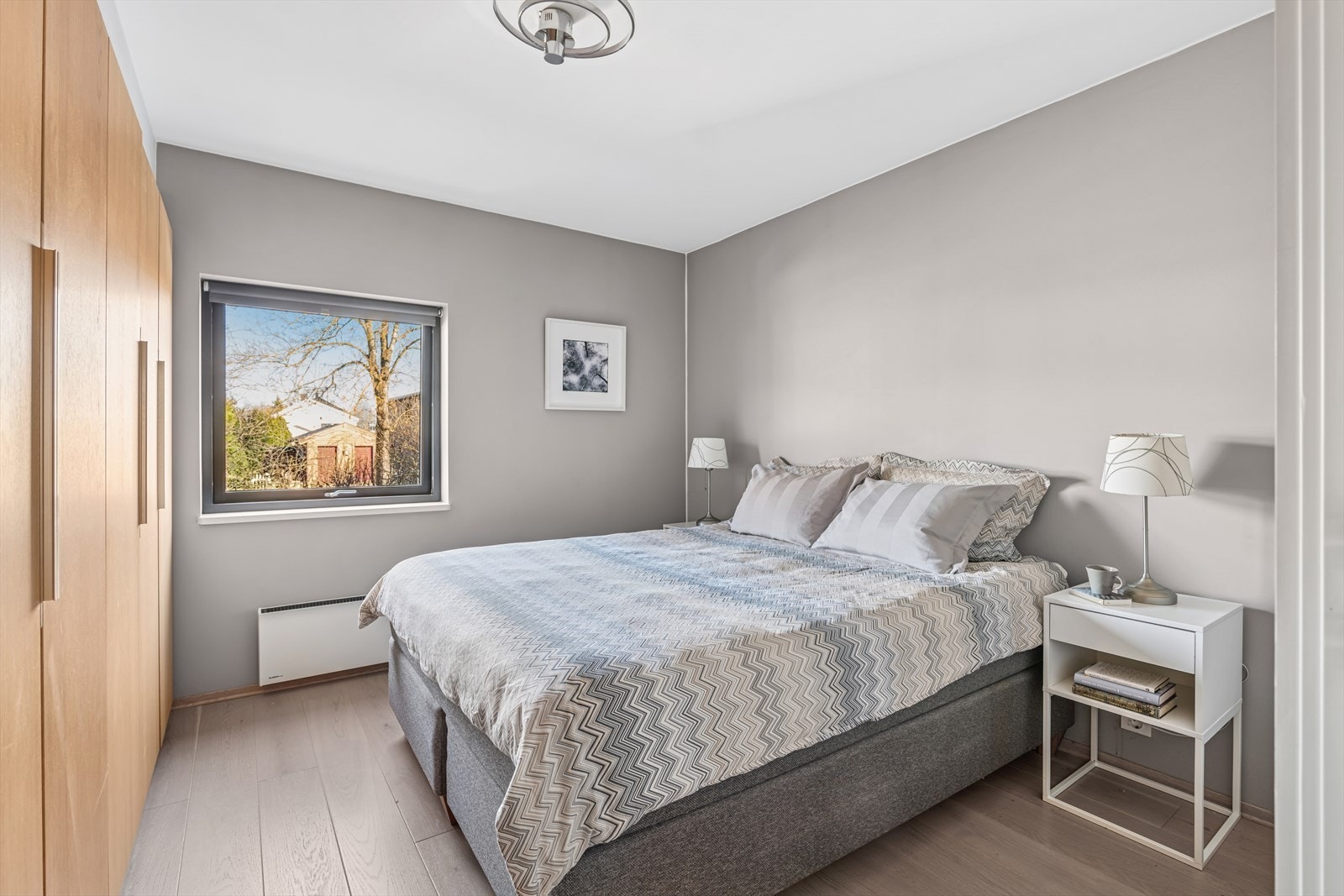 Hovedsoveværelset har langsgående skaprekke for ham og henne Galleribilde