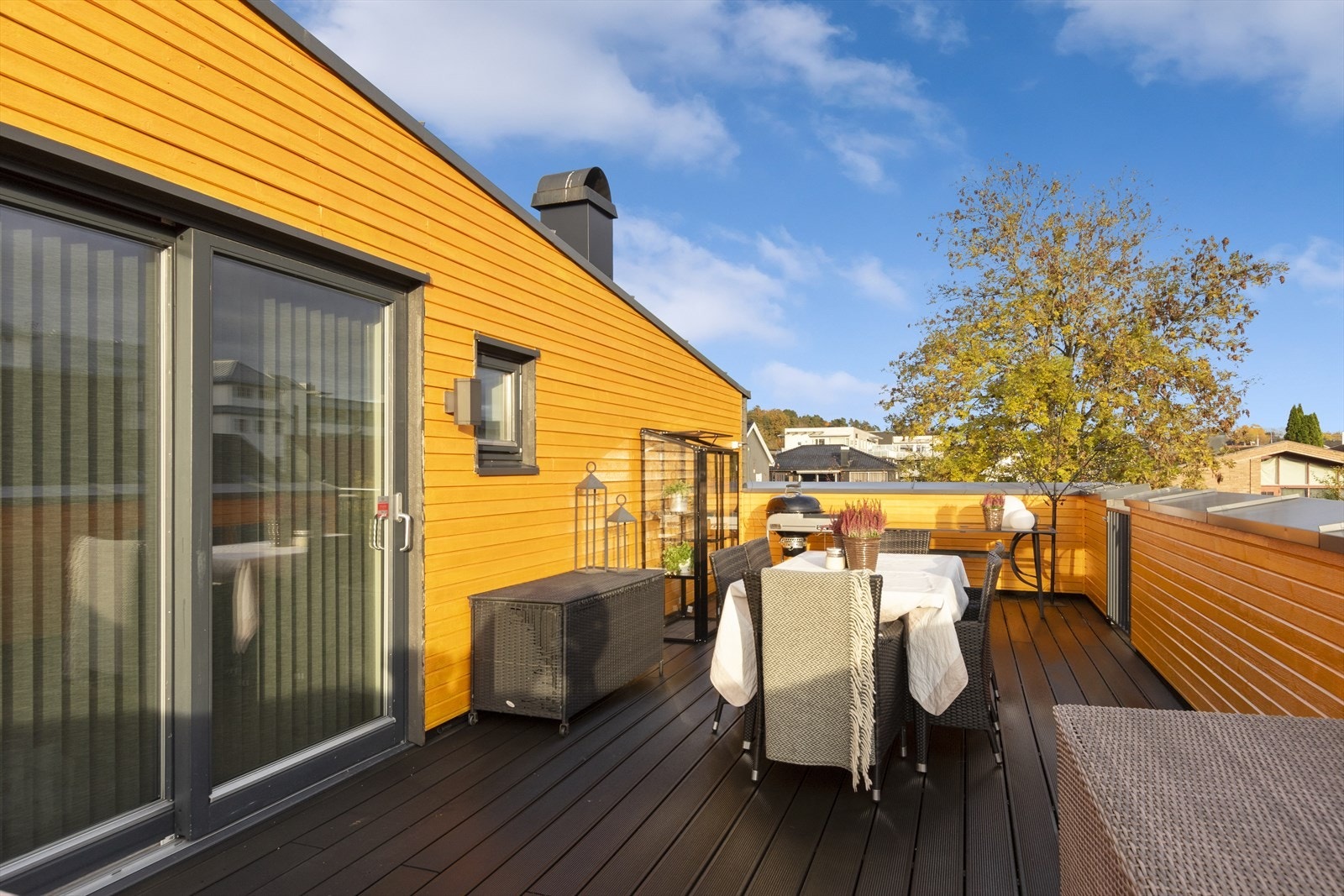 Terrassegulv er av vedlikeholdsfritt materiale Galleribilde