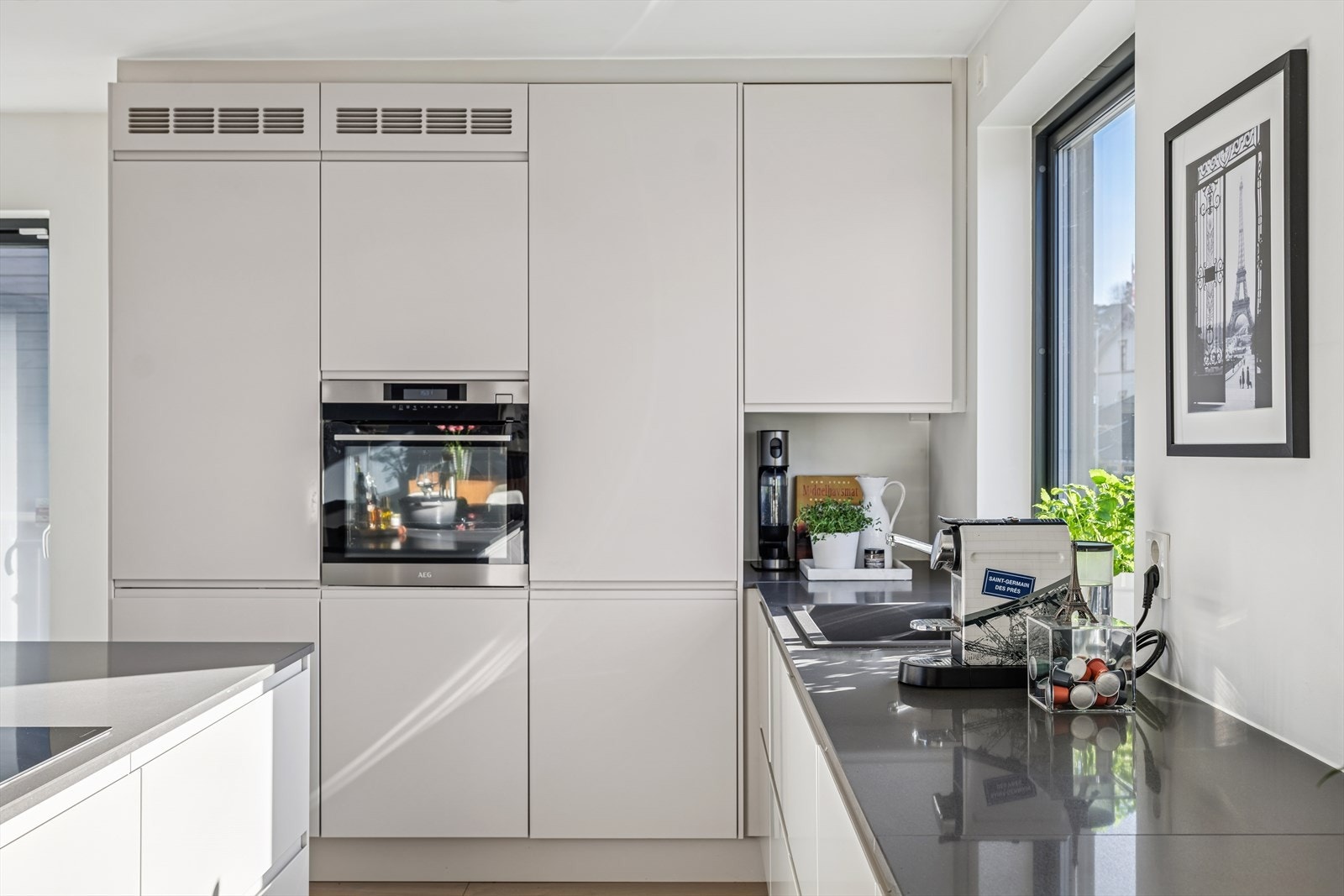 Innredningen er levert av kvalitetssterke Huseby og det er lagt stor vekt på gode arbeidsflater og mye oppbevaringsplass Galleribilde