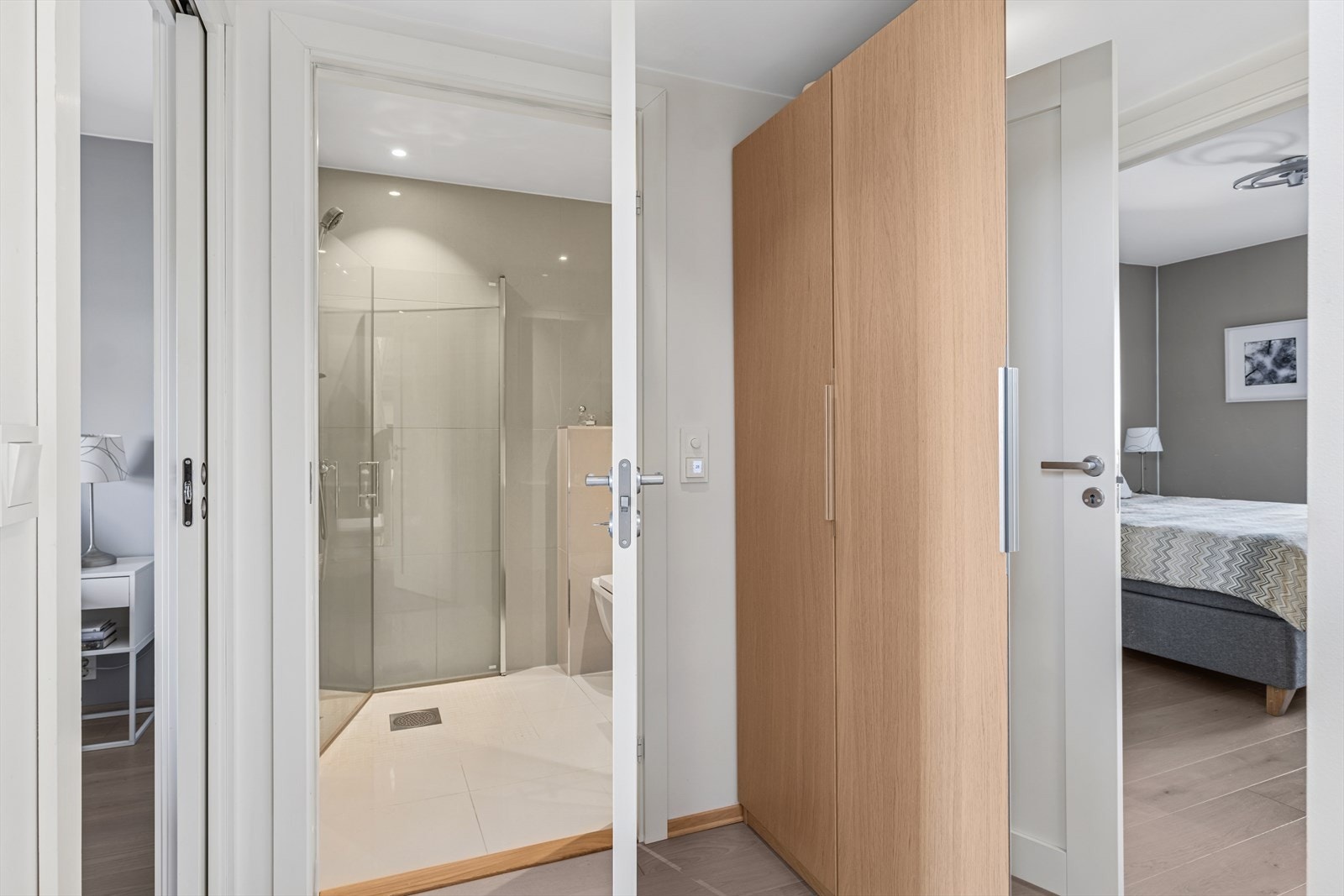 Også i soveromsgangen er det godt med skapplass Galleribilde