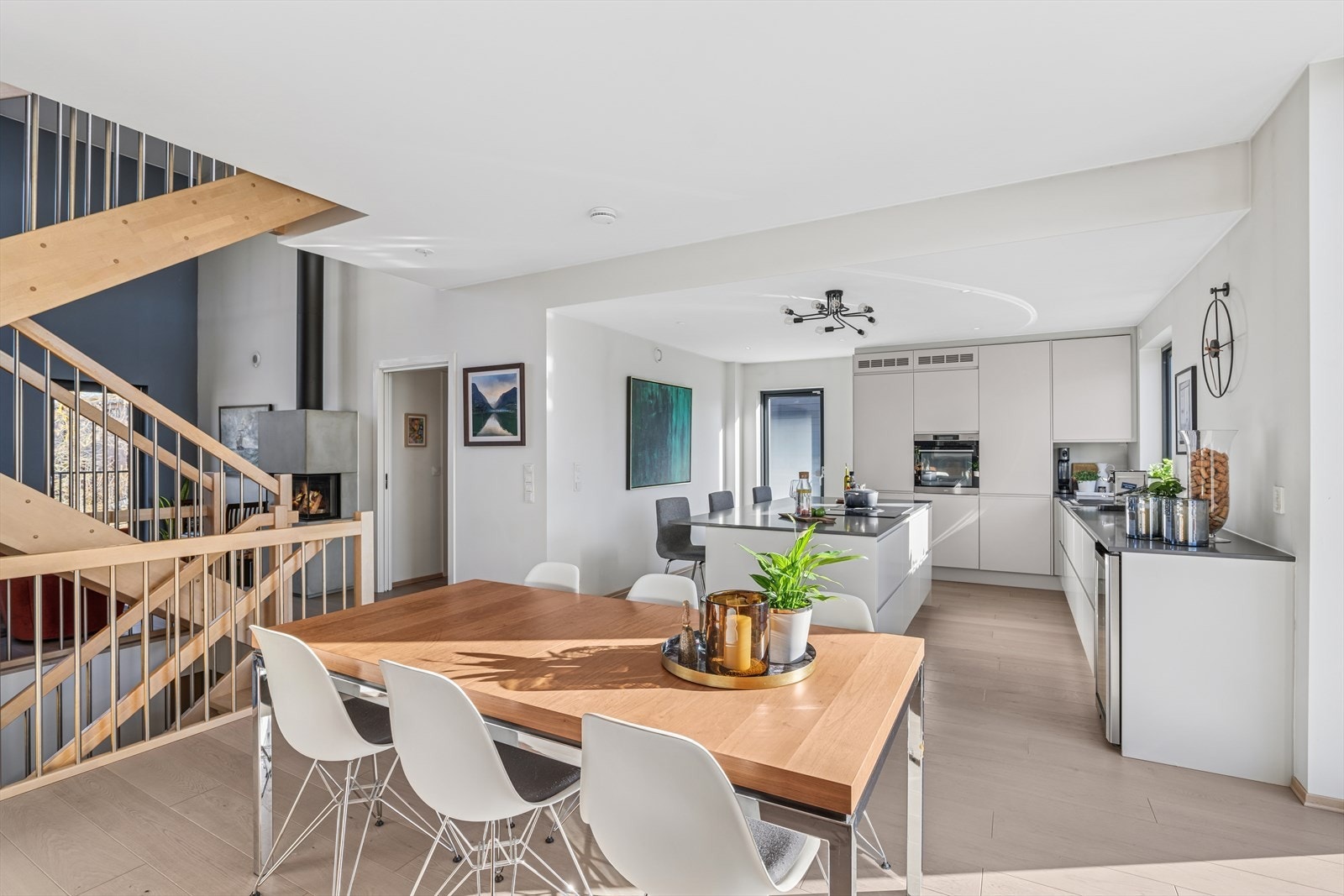 Delikat townhouse med to stuer, tre soverom og fantastisk takterrasse Galleribilde