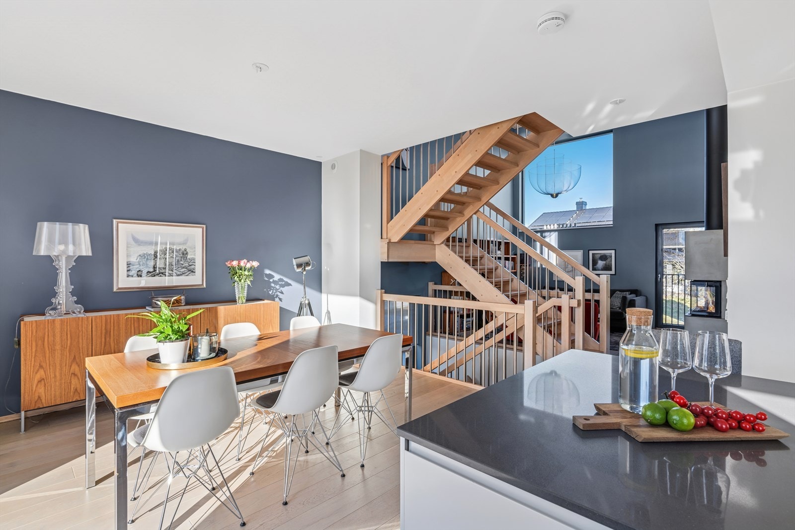 Den åpne løsningen mellom stue og kjøkken gir et stort allrom - som er naturlig inndelt i soner Galleribilde