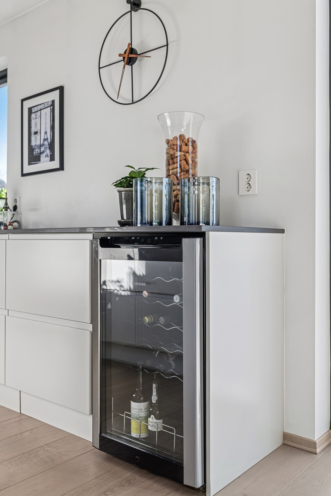 Vinskapet medfølger i handelen Galleribilde