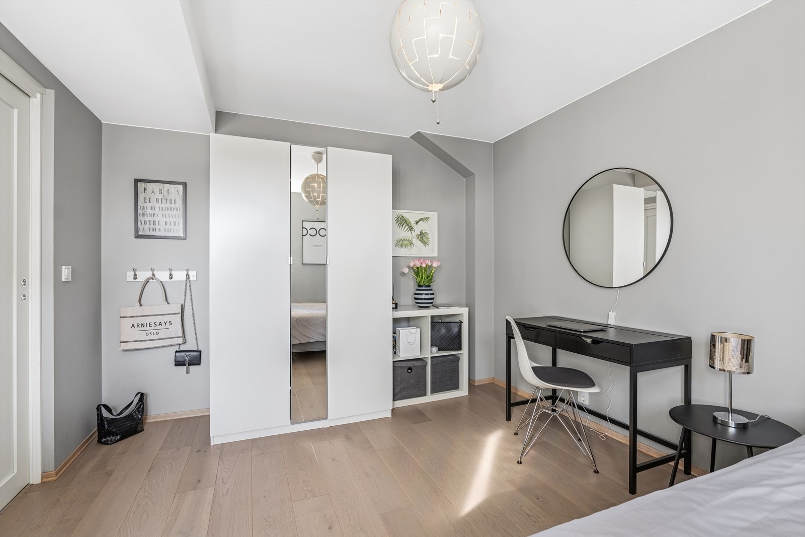 Begge soverom i 1.etasje er utstyrt med skap Galleribilde