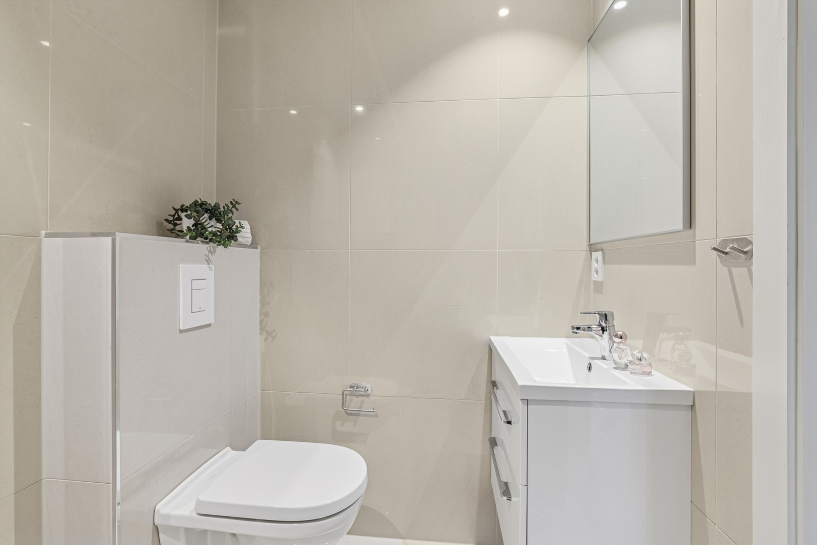 Lyst og delikat badeværelse for de voksne Galleribilde