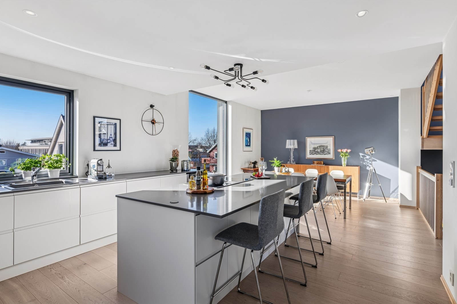 Med benkeplater i kompositt har man et slitesterkt underlag som tåler å brukes Galleribilde