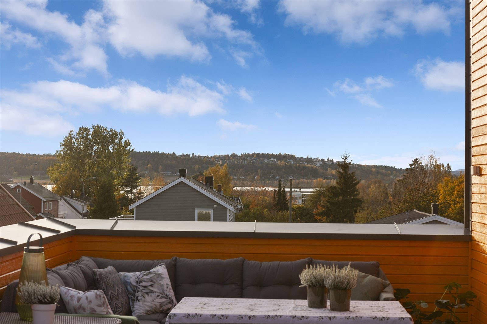 På takterrassen sitter man skjermet for innsyn - og med fantastisk utsikt Galleribilde