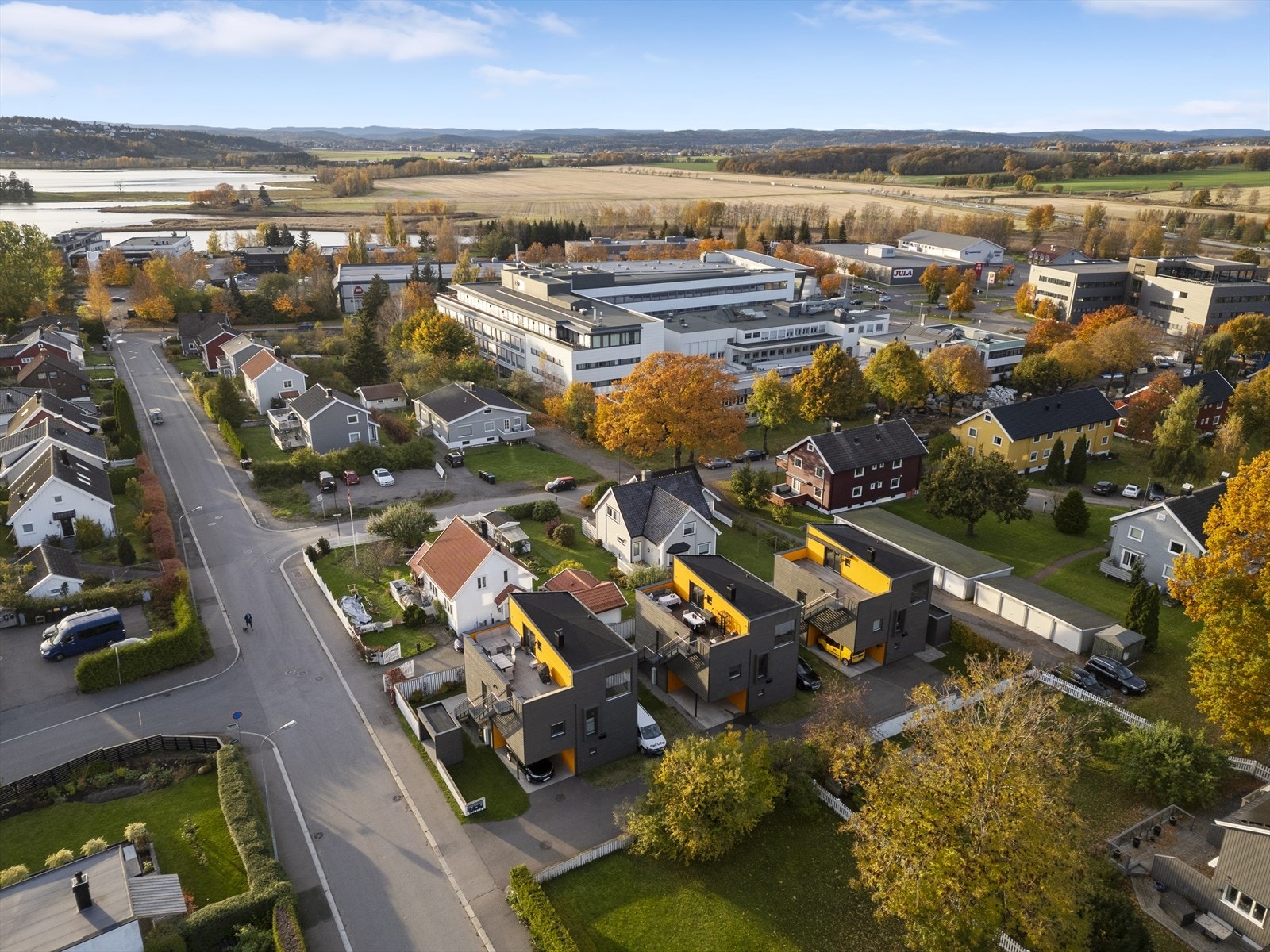 Eneboligens arkitektur gir en skjermet takterrasse med utrolige solforhold Galleribilde