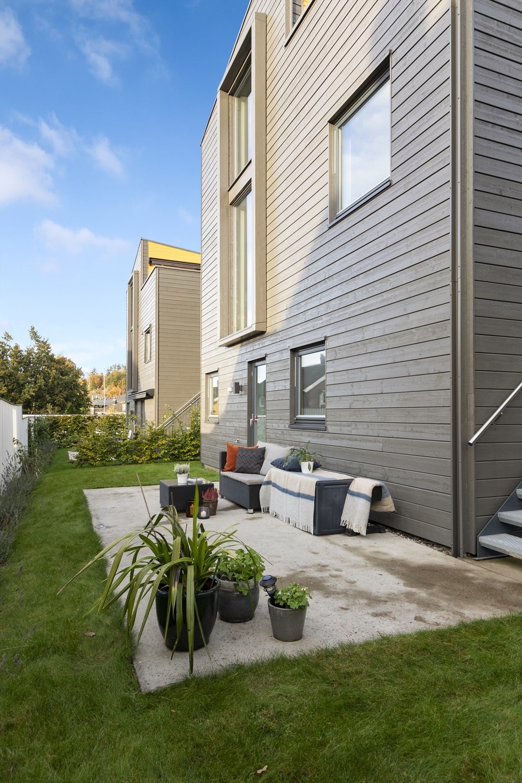 Det private uteområdet bak huset er perfekt for å nyte varme sommerdager og kvelder i fred og ro Galleribilde