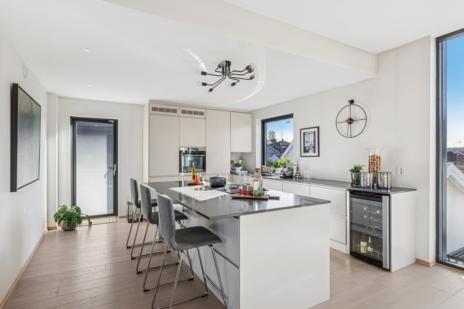 Kjøkkenet har store vindusflater - og mye naturlig lys Galleribilde