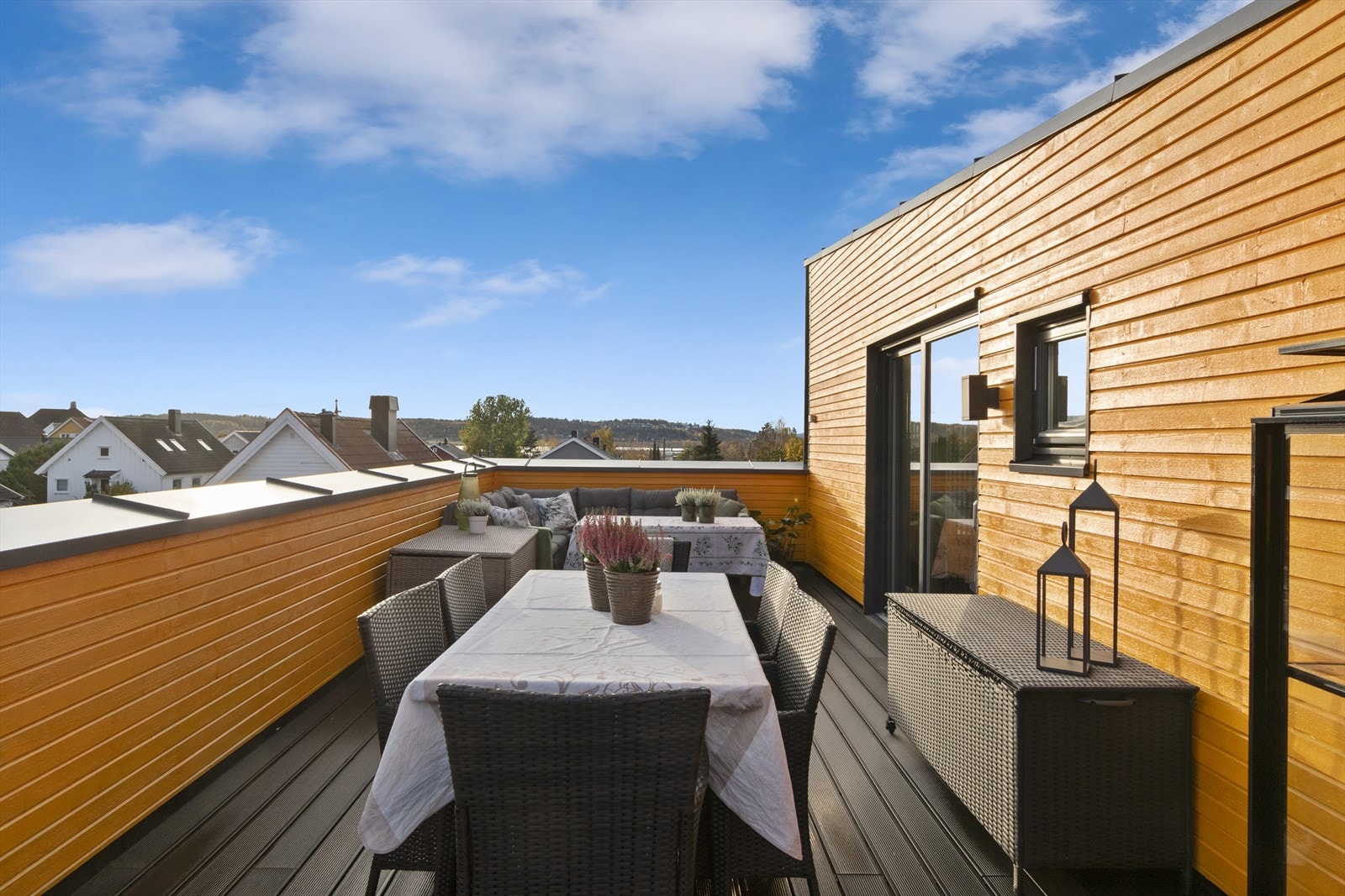 Her kan du nyte lange sommerkvelder med deilig mat og fantastisk utsikt Galleribilde