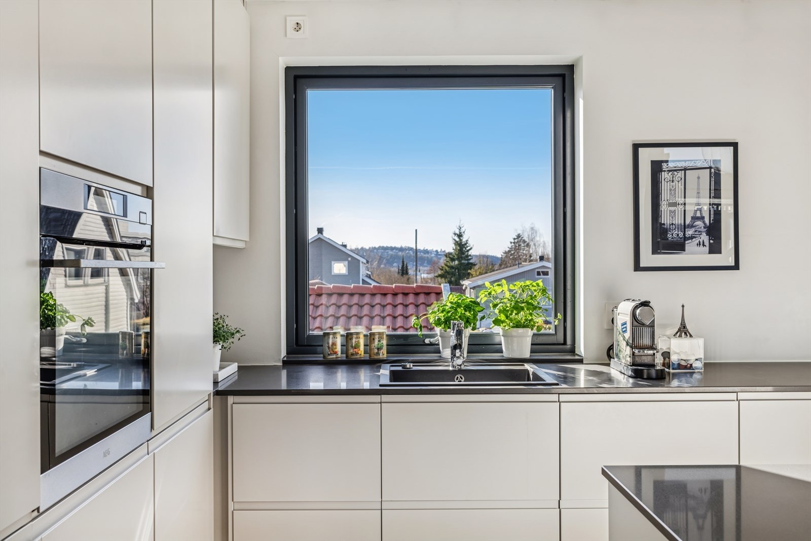 Kjøkkenet har påkostede hvitevarer - her ser man dampkomfyren som også er utstyrt med pyrolyse Galleribilde