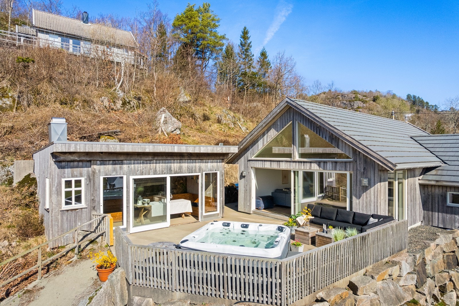 Den nye boligdelen og terrasse med hagestue. Galleribilde