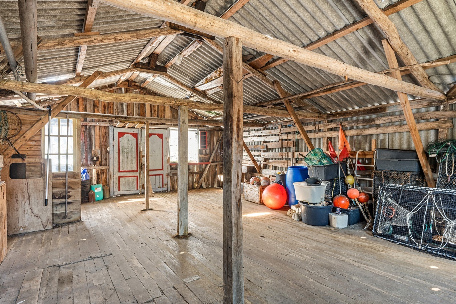 Naustet nede ved brygga. Galleribilde