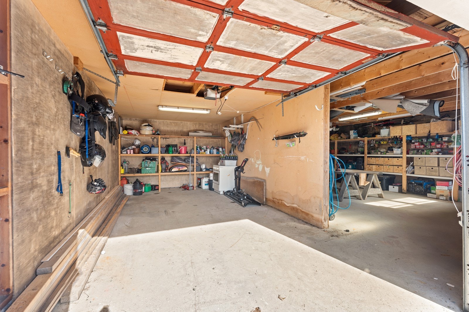 Garasje med verksted. Galleribilde