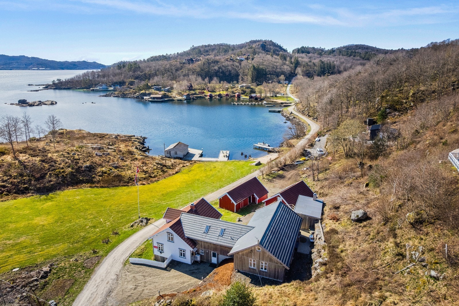 Landlig og idyllisk beliggenhet nede ved Rosfjorden. Galleribilde