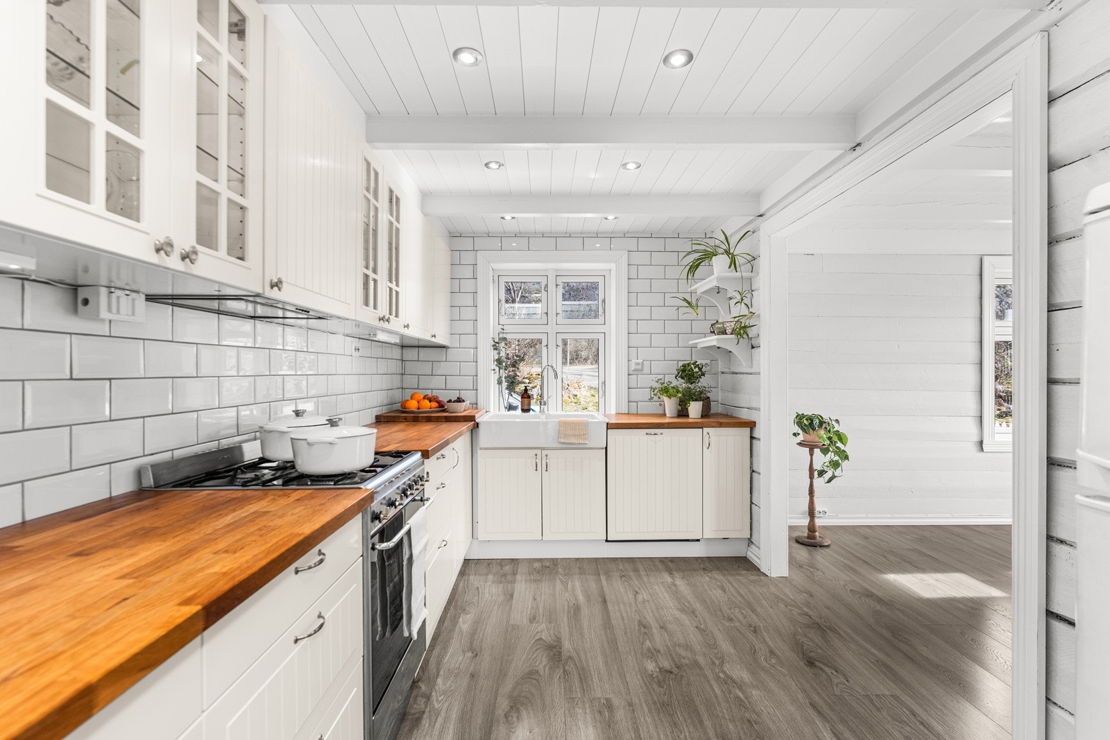 Kjøkken med fliser mellom benk og overskap. Galleribilde