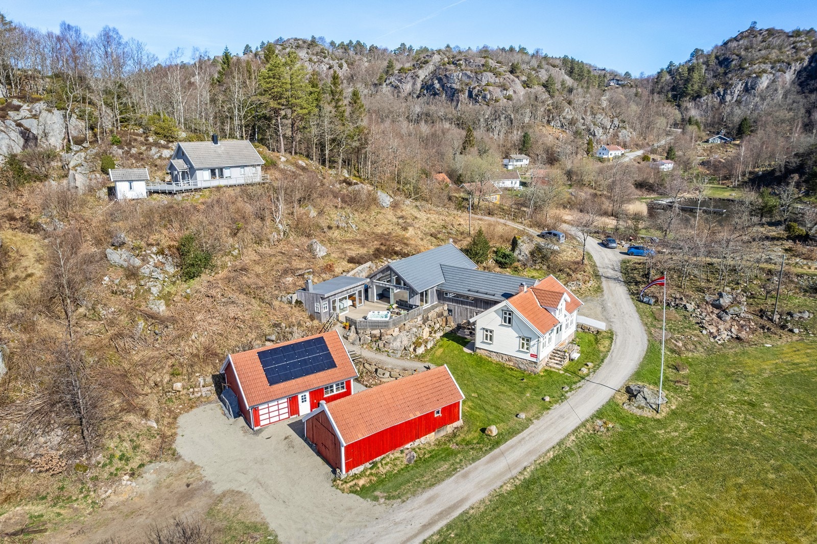 Garasje, høyløe og bolig... Galleribilde