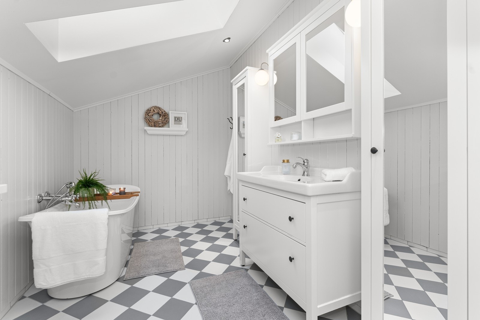 Takvinduer som gir et fint lys. Galleribilde