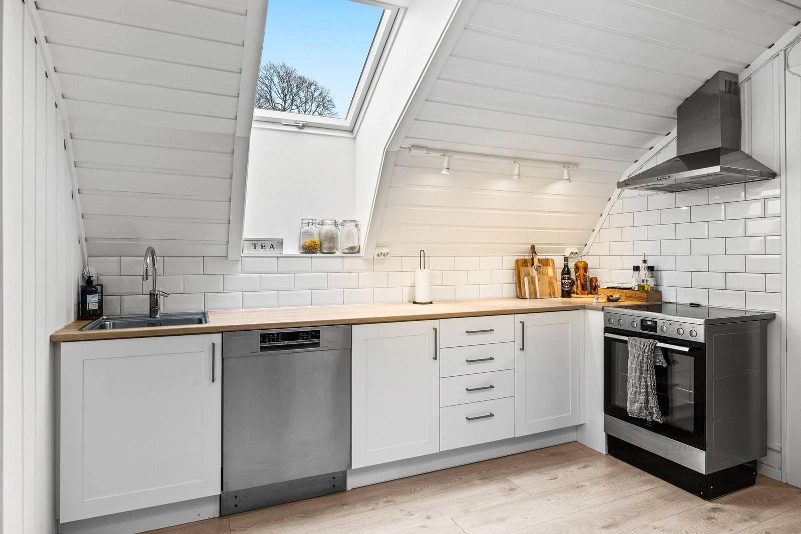 Pent kjøkken med skråtak/vindu Galleribilde