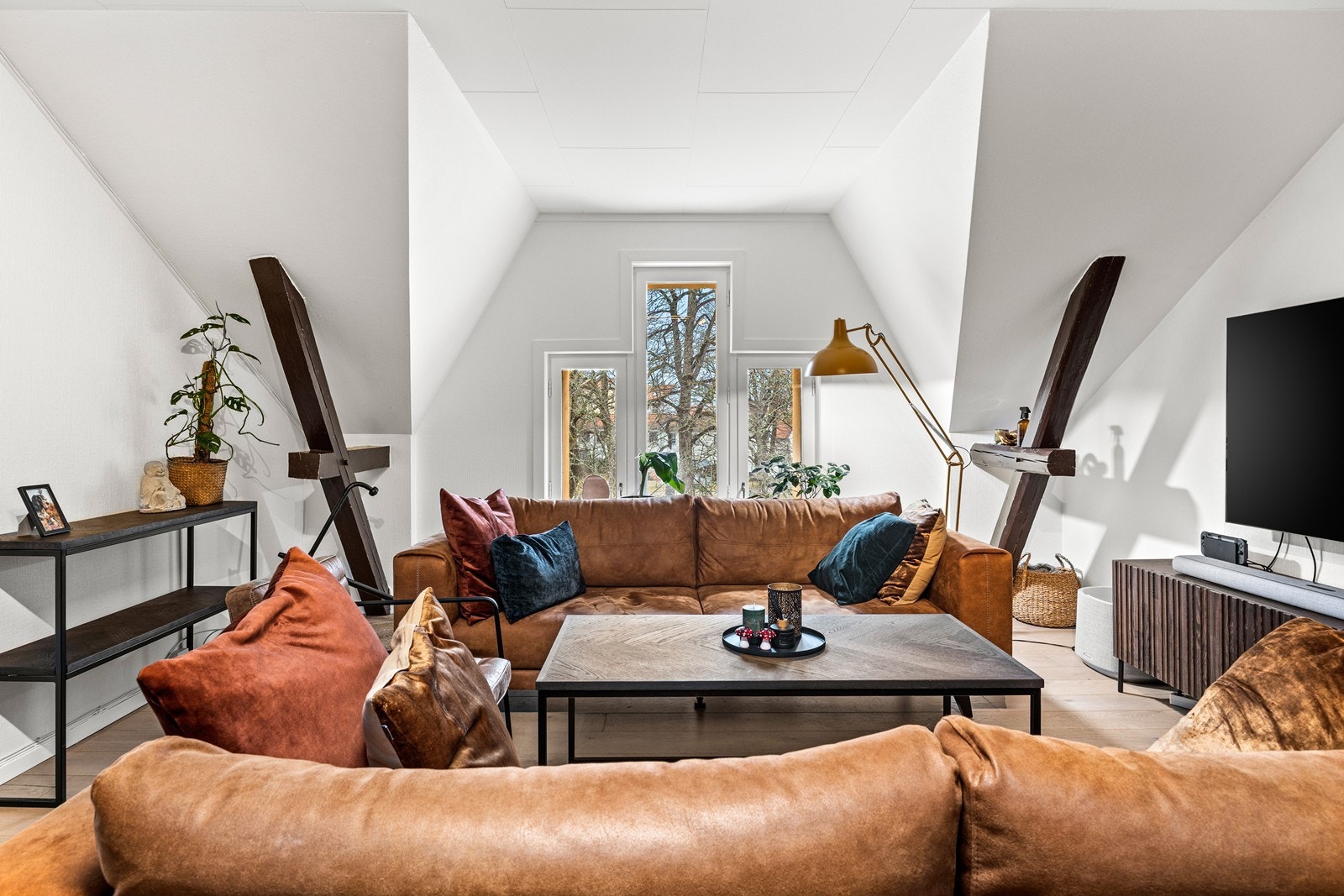 Stue har utsyn over parken Galleribilde