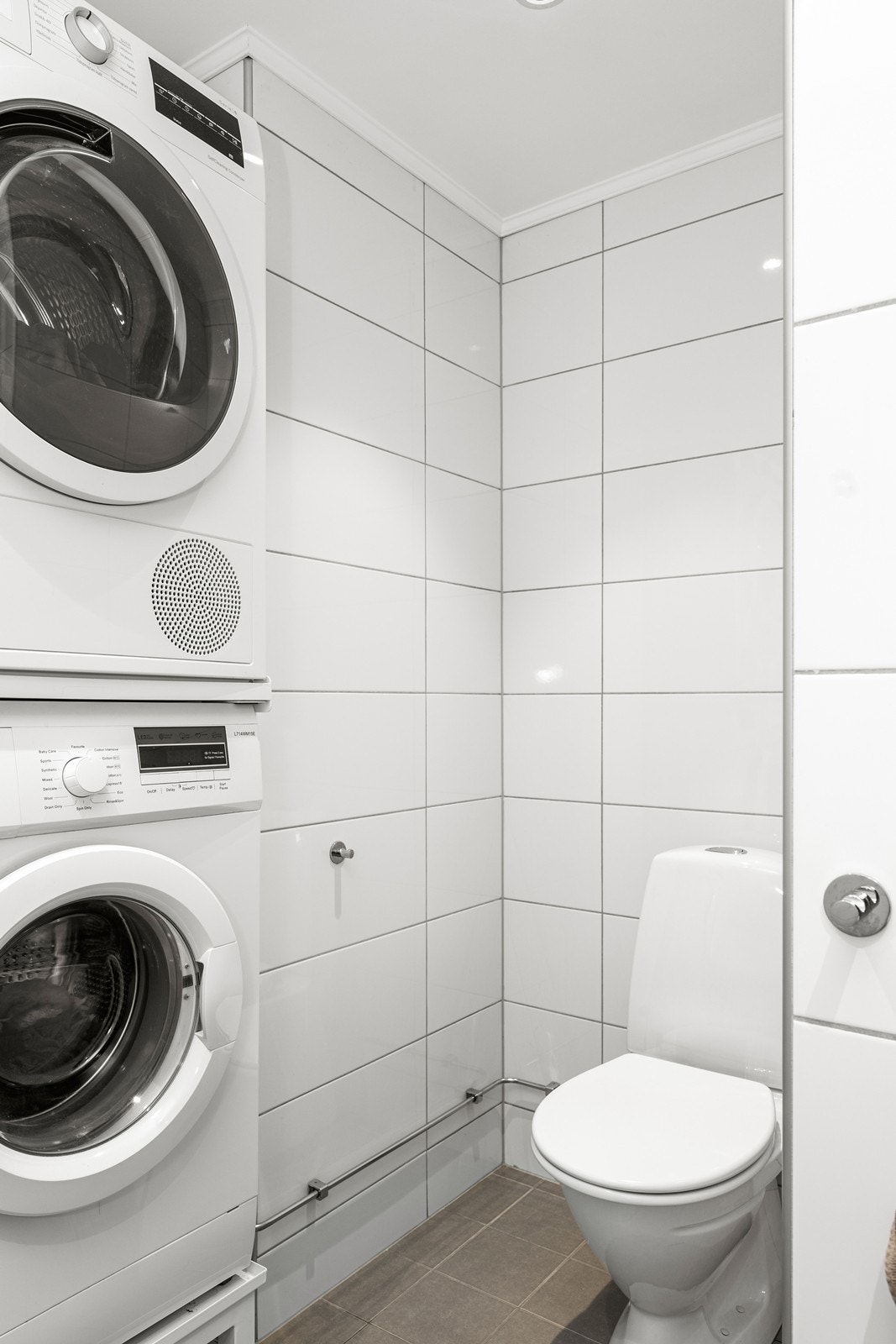 Plass til vaskemaskin og tørketrommel på bad Galleribilde
