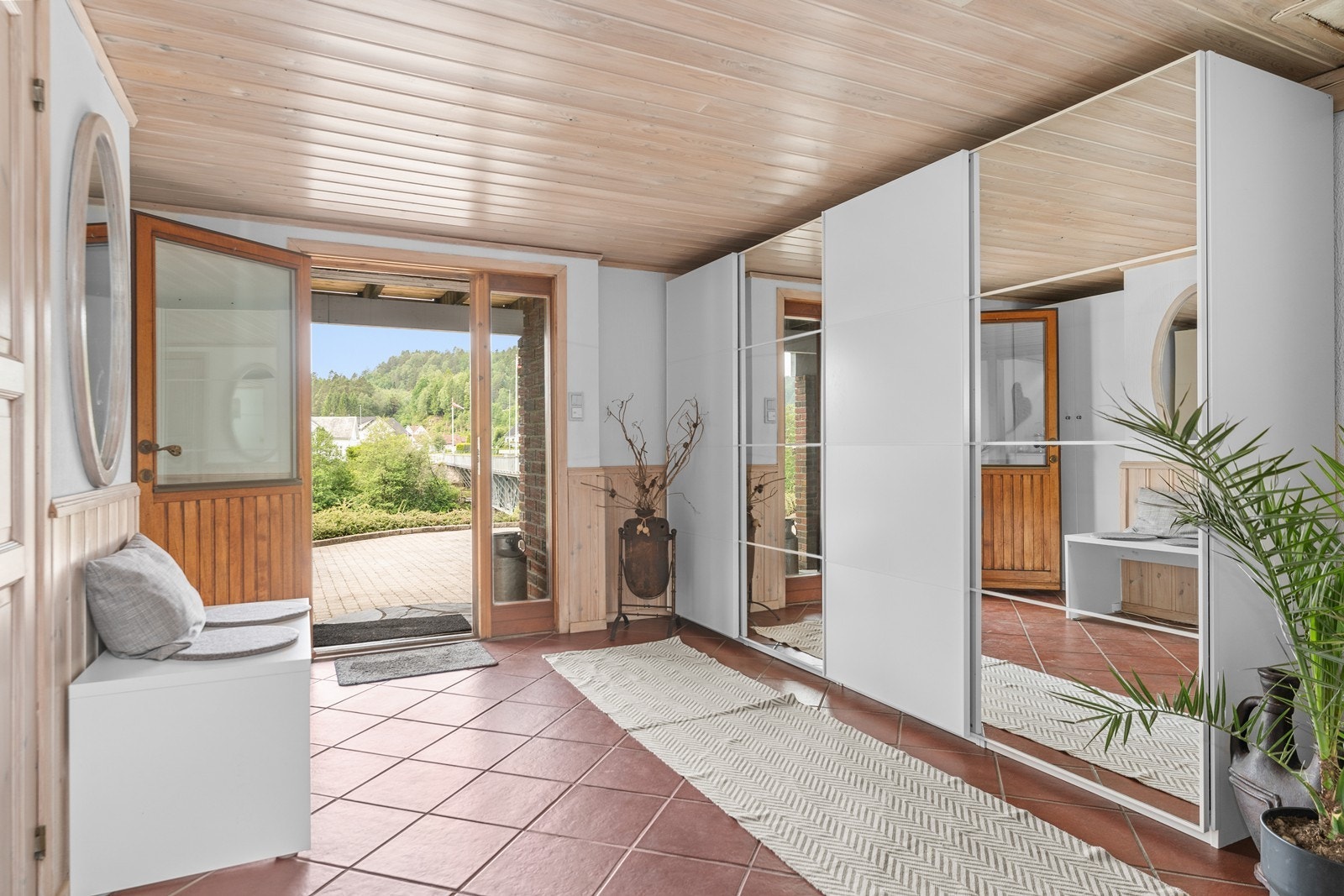 Stort inngangsparti med skyvedørsgarderobe. Galleribilde