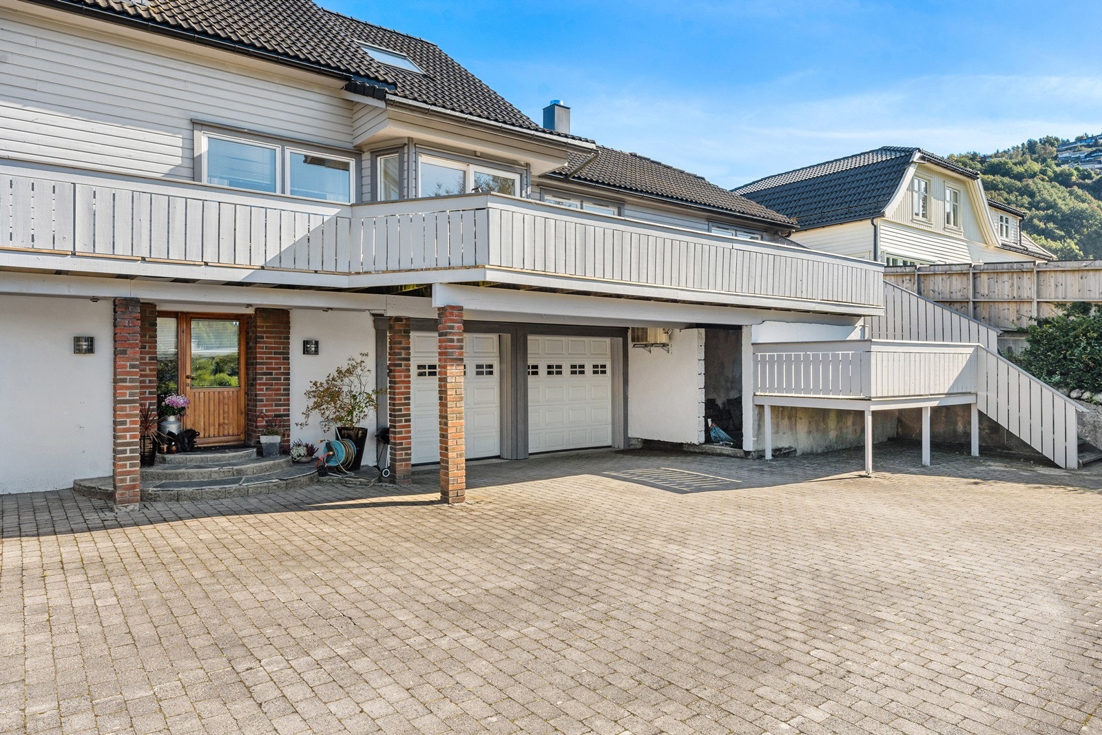 Dobbel garasje som er integrert i boligen. Galleribilde