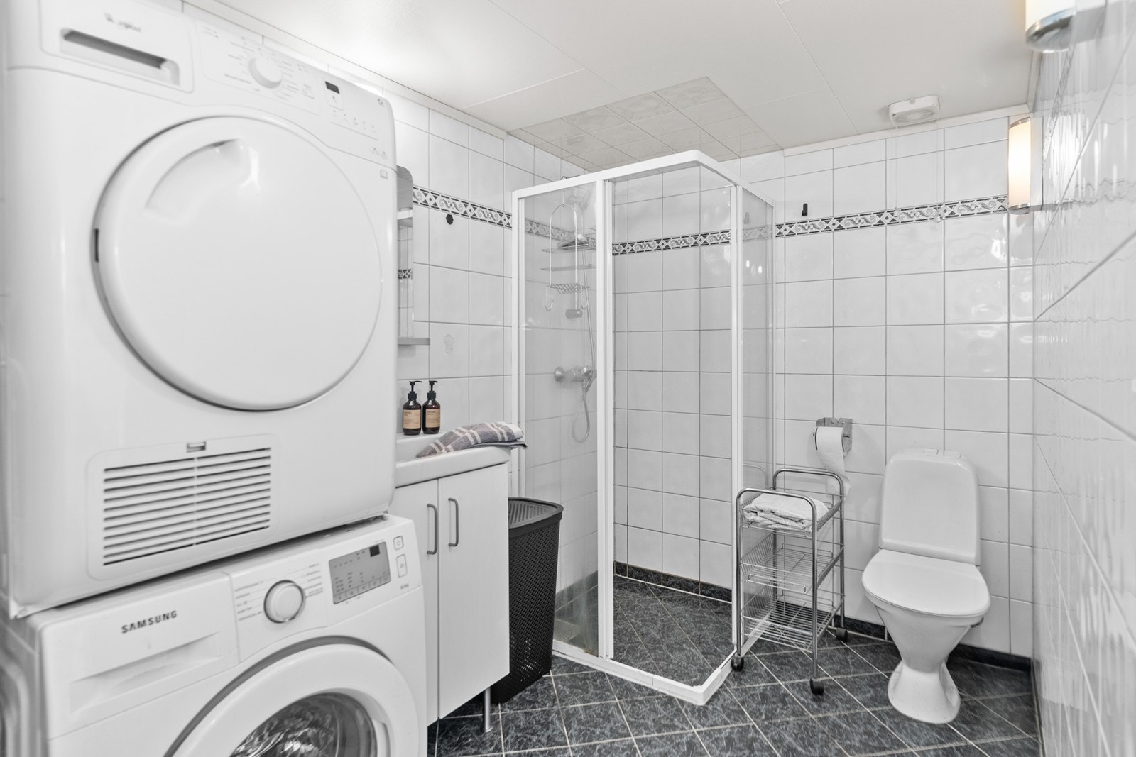 Flislagt bad/ vaskerom. Galleribilde