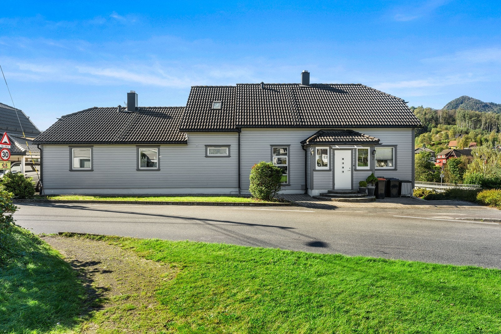 Boligen sett fra Åsevegen. Galleribilde