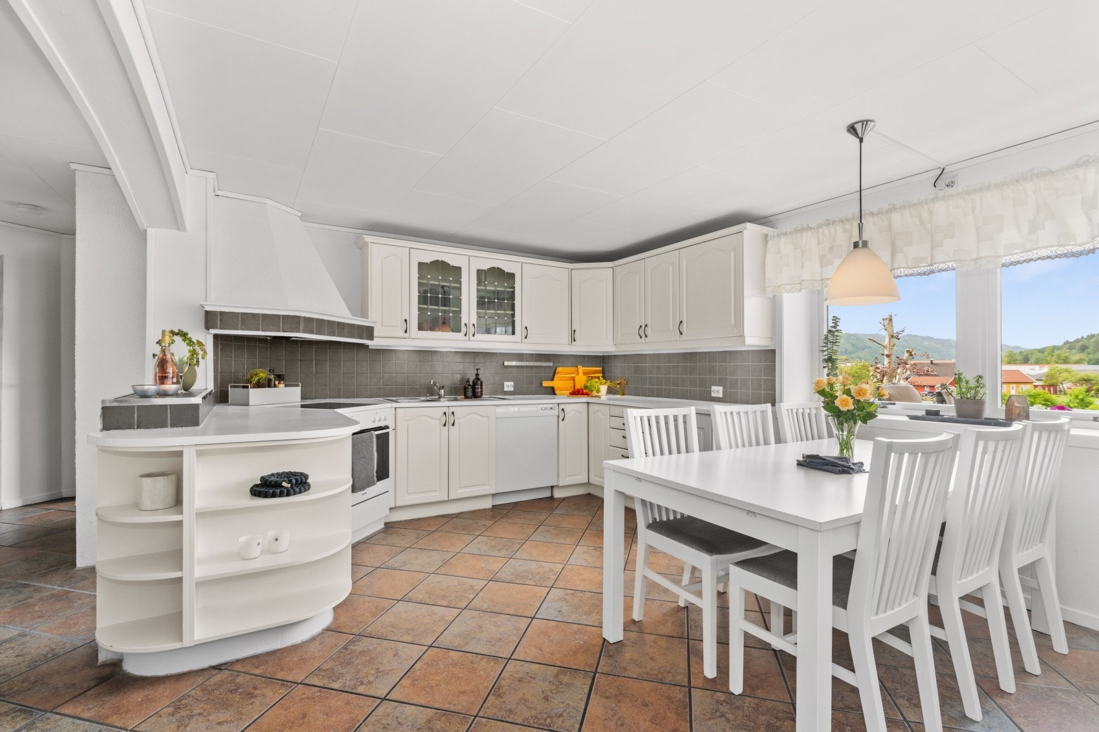 Stort kjøkken med spiseplass. Galleribilde